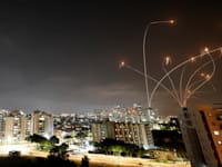 כיפת ברזל מופעלת נגד טילים שנורו מרצועת עזה מעל שמי אשקלון / צילום: Reuters, Amir Cohen