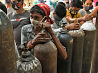 תור למילוי בלוני חמצן למען חולי קורונה בהודו / צילום: Associated Press, Ishant Chauhan