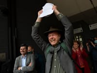 העותרים לבית המשפט בהולנד נגד חברת "של" חוגגים לאחר שבית המשפט הכריע לטובתם