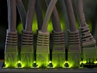 מפצל רשת דולק בחוות ביטקוין / אילוסטרציה: Reuters, Alessandro Bianchi