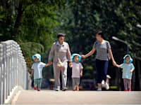 נשים עם ילדים בפארק בבייג'ינג'. שיעור הילודה בסין נמוך מאוד