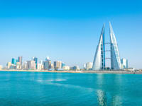 קו החוף של מנאמה. הבניין הבולט ביותר הוא מרכז הסחר העולמי של בחריין / צילום: Shutterstock, trabantos