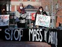 הפגנה בתחילת השנה להארכת האיסור על פינוי דיירים בתקופת הקורונה, בבוסטון ארה"ב / צילום: Associated Press, Michael Dwyer