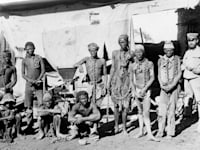 חייל גרמני ואסירים בני שבטי הררו ונאמה, 1908 / צילום: מתוך ויקימדיה commons