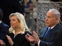 ראש הממשלה היוצא בנימין נתניהו ורעייתו, שרה / צילום: Associated Press, Mindaugas Kulbis
