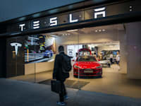 אולם מכירה של טסלה / צילום: Shutterstock, Ivan Marc