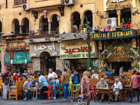 רחוב בקהיר. דוח של האו"ם מ-2013 על מצב הנשים מצא ש-99% מהנשים במצרים חוו תקיפה מינית כלשהי / צילום: Shutterstock, Nora_n_0_ra