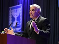 לפיד בטקס חילופי השרים במשרד החוץ. אולי דרושה ועדת חקירה / צילום: דוברות משרד החוץ