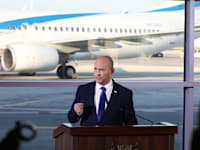 נפתלי בנט נואם בנתב''ג. המדינה הזניחה את העסקים שמתבססים על תיירות יוצאת / צילום: יוסי זמיר