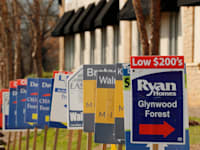 שלטי מכירה של משרדי תיווך בדרום קרוליינה, בארה"ב / צילום: Reuters, Lucas Jackson