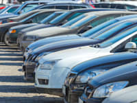 המחסור בכלי רכב חדשים ועליית המחירים הובילו יותר אנשים לשוק המכוניות המשומשות / צילום: Shutterstock, Fedorovekb