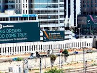 ויולה מפרגנת לאיירון סורס בשלט על האיילון / צילום: יח"צ - סיטי מדיה