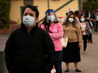 תור לבדיקת קורונה בלוס אנג'לס, ארה"ב. משקי בית בארה"ב הוסיפו 13.5 טריליון דולר בעושר בשנה שעברה / צילום: Associated Press, Jae C. Hong