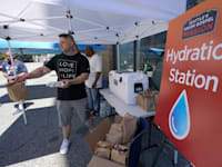 עמדת חלוקת מים בעקבות גל החום הכבד במערב אמריקה / צילום: Associated Press, Ted S. Warren