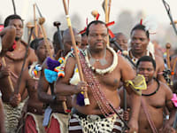 מלך אסווטיני, מסוואטי השלישי (במרכז) בריקוד מסורתי, בבירה מבאבאנא 2015 / צילום: Associated Press, Themba Hadebe