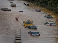 כביש מוצף בעיר הגרמנית ארפשטדט לאחר שנהר ארפט עלה על גדותיו / צילום: Associated Press, Michael Probst