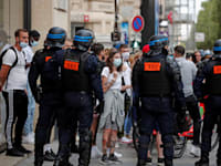 מפגינים וכוחות משטרה בפריז, אתמול / צילום: Reuters, Benoit Tessier