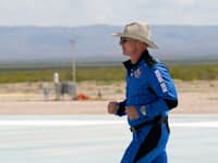 בזוס עם שעון אומגה לאחר הנחיתה / צילום: Associated Press