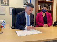 שר המשפטים גדעון סער חותם על תקנות השקיפות לאגודות העותמאניות / צילום: דוברות משרד המשפטים