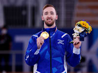 ארטיום דולגופיאט מקבל את מדליית הזהב בהתעמלות באולימפיאדת טוקיו / צילום: Reuters, Mike Blake