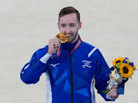 ארטיום דולגופיאט מקבל את מדליית הזהב בהתעמלות באולימפיאדת טוקיו / צילום: Associated Press, Gregory Bull