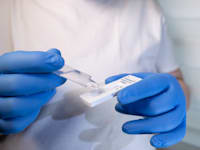 בדיקת קורונה מהירה / צילום: Shutterstock, Jochen Gittel