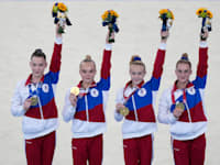 קבוצת הוועד האולימפי הרוסי בקרב רב קבוצתי חוגגת את הזכייה בזהב / צילום: Associated Press, Natacha Pisarenko