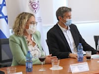 שר התקשורת יועז הנדל וראשת מועצת גזר, רותם ידלין / צילום: דוברות משרד התקשורת
