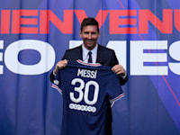 ליונל מסי עם מדי הנבחרת של פריז סן ז'רמן / צילום: Associated Press, Francois Mori