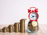 לצד המקדמה מעניק החוק הטבות נוספות לנשים המושפעות מהעלאת גיל הפרישה / צילום: Shutterstock, Kanjana Kawfang