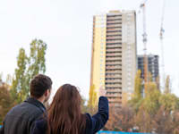 זוג צעיר מסתכל על דירה / צילום: Shutterstock