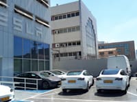 מכוניות טסלה במוסך של טסלה בפתח תקווה / צילום: בר - אל