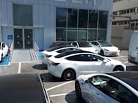 עומס של מכוניות טסלה במוסך של טסלה בפתח תקווה / צילום: בר - אל