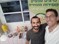 נפתלי גרוס (מימין) ומתן זיסמן, בעלי ''טנא מיצים'' / צילום: תמונה פרטית