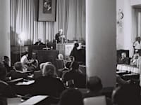 הרב נורוק נואם כזקן חברי הכנסת בפתיחת מושב הכנסת השלישית, 1955 / צילום: לע''מ - משה פרידמן