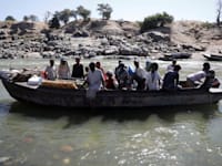 אתיופים נמלטים בסירה מחבל טיגריי לסודן / צילום: Reuters, BAZ RATNER