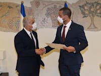 שר החוץ יאיר לפיד והשגריר הבחרייני ח'אלד יוסף אל-ג'לאהמה / צילום: אלעד גוטמן