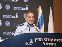 המפכ''ל יעקב (קובי) שבתאי. נראה שמשטרת ישראל קיבלה לידה פטיש, ולפתע כל דבר נראה לה כמו מסמר / צילום: תמר מצפי