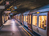 רכבת תחתית בלונדון. הרכבות הנטושות בעיר הוצפו שוב / צילום: Shutterstock, Dmitry Tkachenko Photo