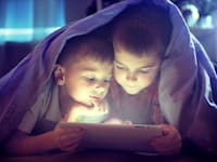 הורים רבים מעידים שזמן המסך של ילדיהם התארך מעבר למה שהם היו רוצים בזמן הקורונה / צילום: Shutterstock, Subbotina Anna