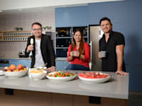 מימין: גדי מיקלס, עדי סיצ׳וק, ד''ר סלבה נובגורודוב. במטבחון איביי / צילום: איל יצהר