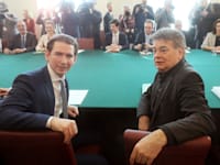 הקנצלר האוסטרי סבסטיאן קורץ (שמאל) וסגנו וורנר קוגלר, מנהיג מפלגת ''הירוקים'' / צילום: Associated Press, Ronald Zak