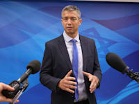 שר התקשורת יועז הנדל / צילום: אלכס קולומויסקי-ידיעות אחרונות