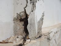 בטון מתפורר בבסיס של בניין. גילו שביתם מיועד להריסה / צילום: Shutterstock