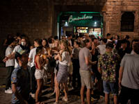 צעירים במרכז ברצלונה, ספרד / צילום: Associated Press, Joan Mateu