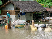 סופת ציקלון בפיליפינים. האתגרים במשבר האקלים הם גם, אם לא בעיקר, סוציו-אקונומיים / צילום: Associated Press