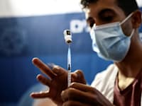 חיסון לקורונה / צילום: Reuters, Ronen Zvulun