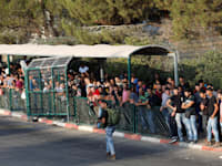 מבקשי עבודה פלסטינים ממתינים להיכנס לאיזור התעשייה בברקן, 2018 / צילום: Reuters, Mohamad Torokman Mustafa