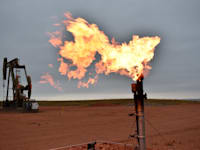 באר נפט בדקוטה הצפונית, ארה''ב. החיפוש אחר אנרגיה זולה יותר נותן את האות לראלי במחירי הפחם והנפט / צילום: Associated Press, Matthew Brown