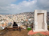 צעיר משקיף על העיר אום אל פאחם. כ-40% מבין בני 24-18 בחברה הערבית חסרי מסגרת / צילום: Associated Press, Oded Balilty